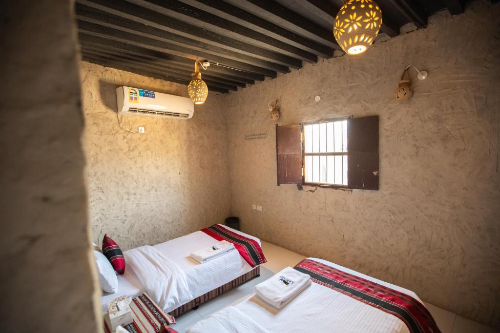 Postel nebo postele na pokoji v ubytování Canyon Rest House Jabal Shams