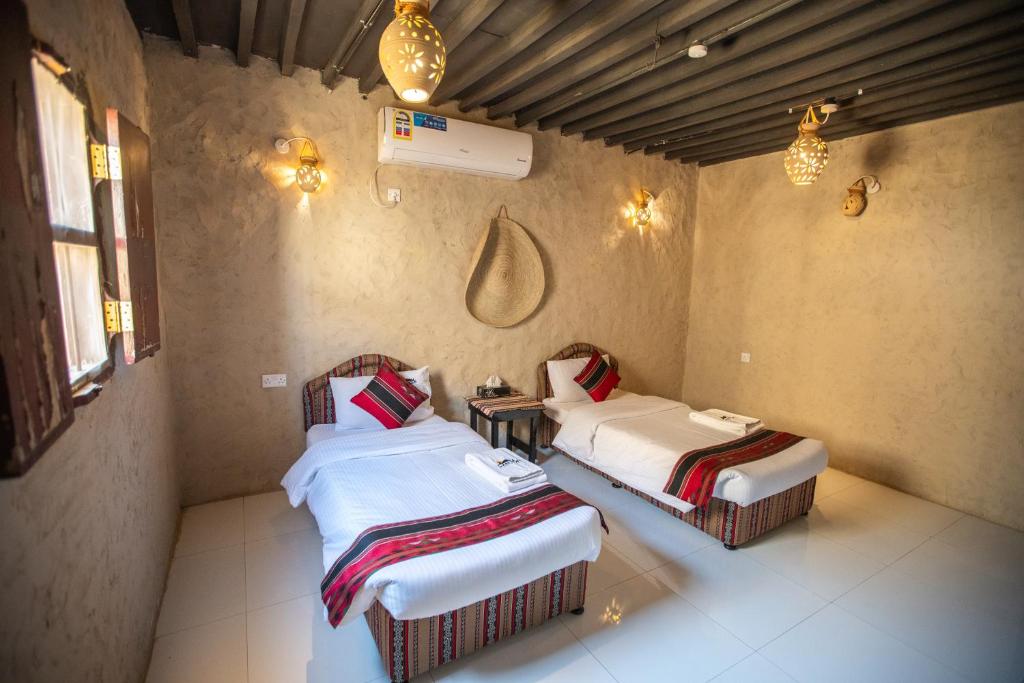 Postel nebo postele na pokoji v ubytování Canyon Rest House Jabal Shams