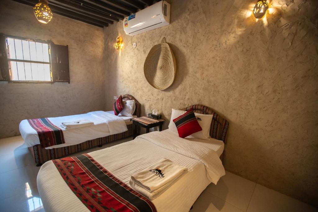 Postel nebo postele na pokoji v ubytování Canyon Rest House Jabal Shams