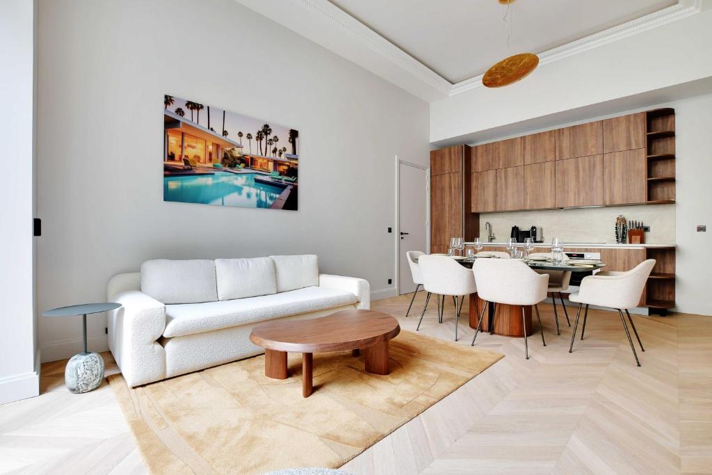 un salon avec un canapé blanc et une table dans l'établissement Luxury Apartment - 2BR-4P - GeorgeV-Champs Elysees, à Paris