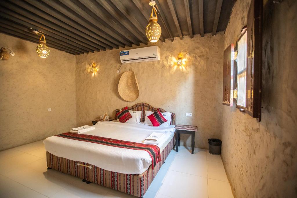 Postel nebo postele na pokoji v ubytování Canyon Rest House Jabal Shams