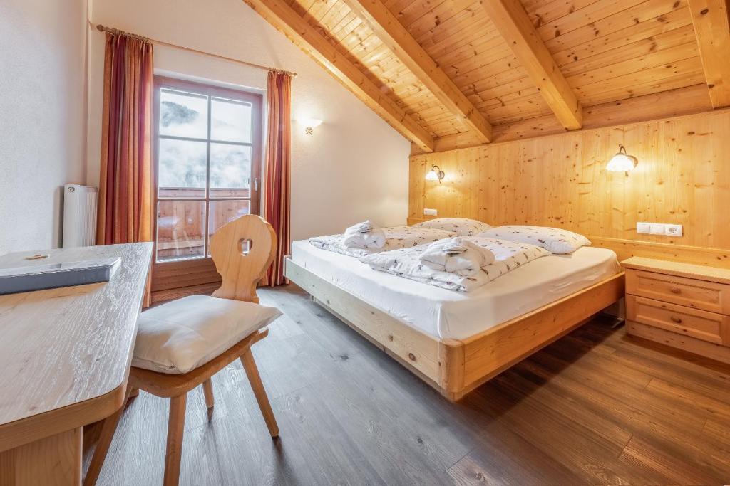 Postel nebo postele na pokoji v ubytování Hotel Pension Odles