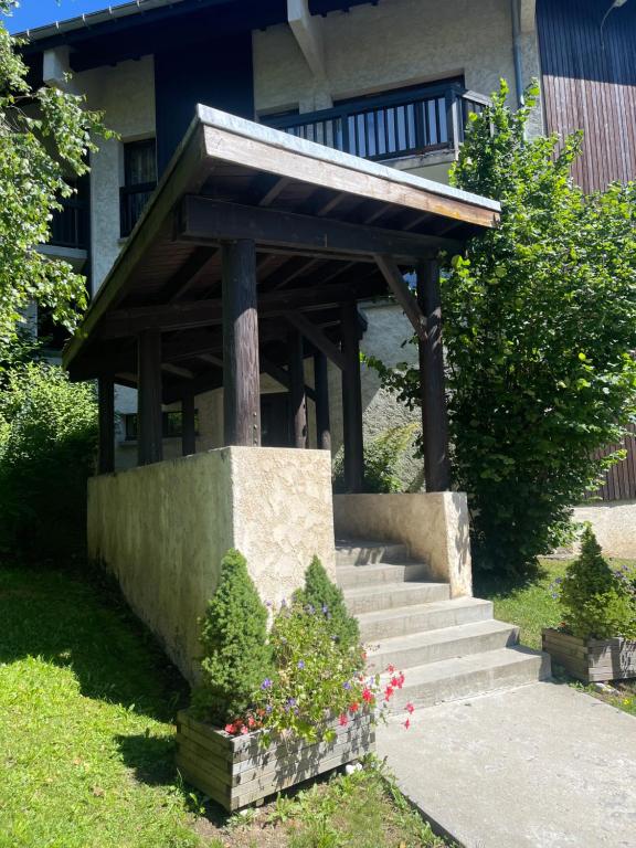 un abri en bois dans les escaliers d'une maison dans l'établissement studio 1 personne megeve heidi5, à Megève