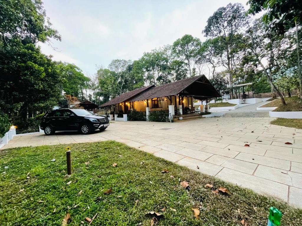 un'auto parcheggiata davanti a un edificio di Drey at Druv Dakshin Farm Resort a Padinjarathara