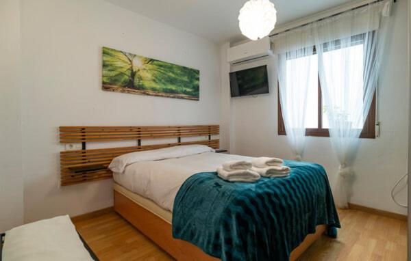 Un dormitorio con una cama con toallas. en Casa Jaime, en Monachil
