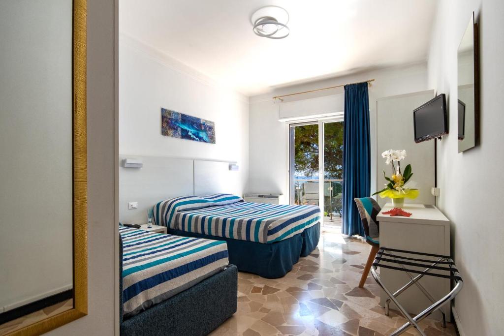Łóżko lub łóżka w pokoju w obiekcie Piccolo hotel le Palme