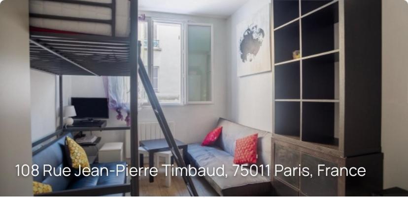Cette chambre comprend un lit et un bureau avec un ordinateur. dans l'établissement Petit Nid à Paris, à Paris