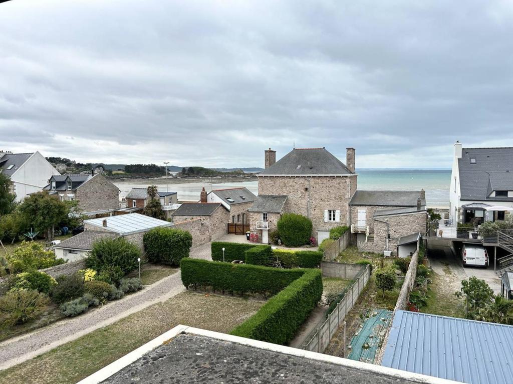 - une vue aérienne sur une maison avec l'océan dans l'établissement 502 - Appartement T3, avec vue sur sur la mer., à Erquy
