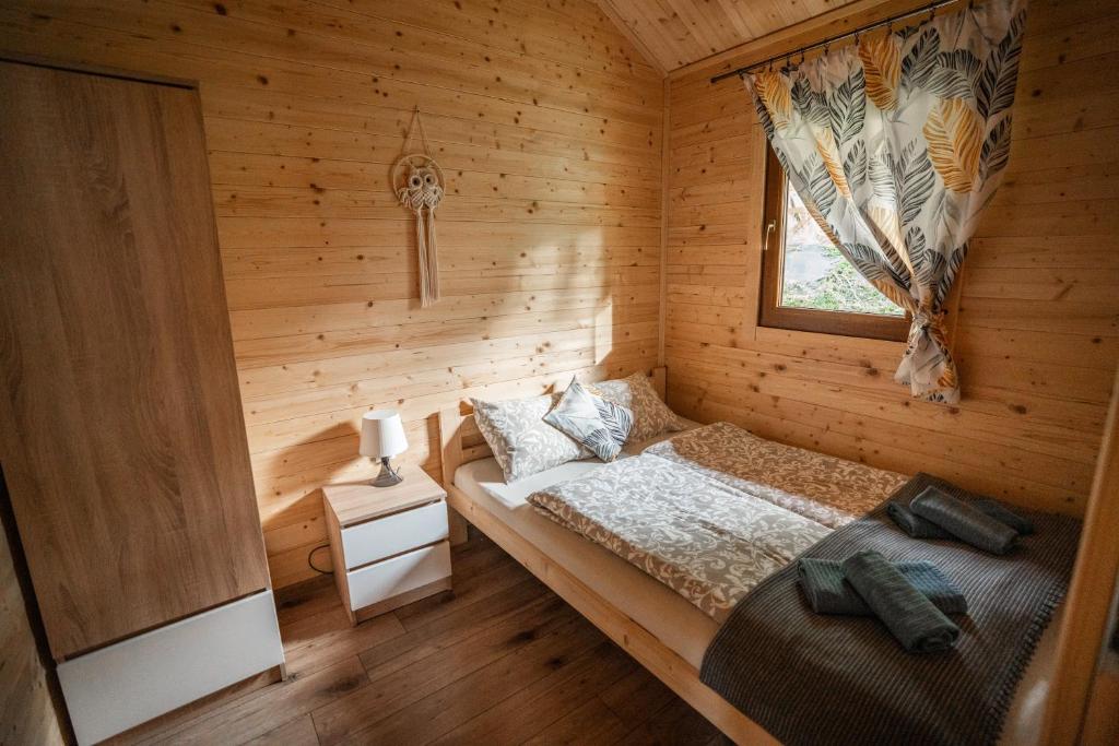 En eller flere senge i et værelse på Dusznickie Domki Całoroczne