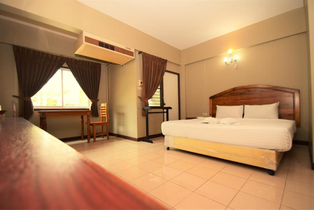 Postel nebo postele na pokoji v ubytování Best LD Hotel โรงแรมเบส แอลดี