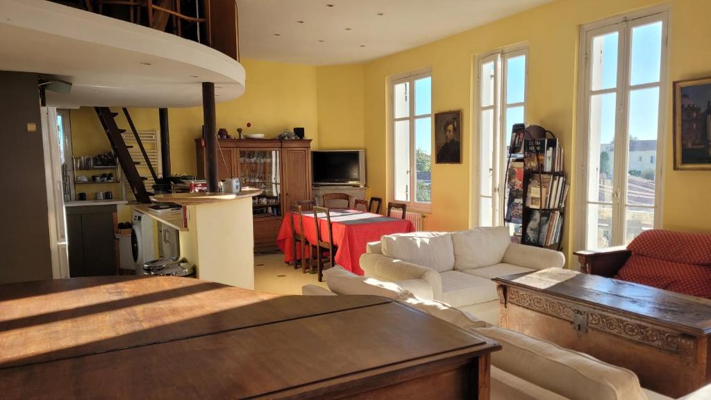 un salon avec un canapé et une table dans l'établissement A Toesca, à Cagnes-sur-Mer