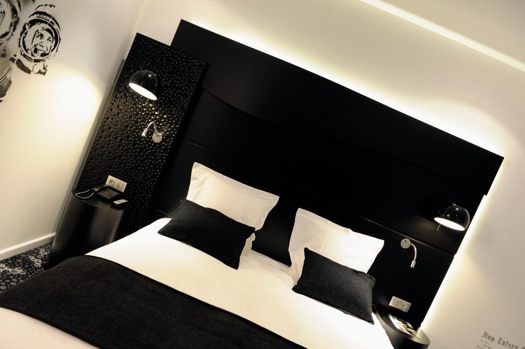 Кровать или кровати в номере Kyriad Prestige Perpignan Centre Gare