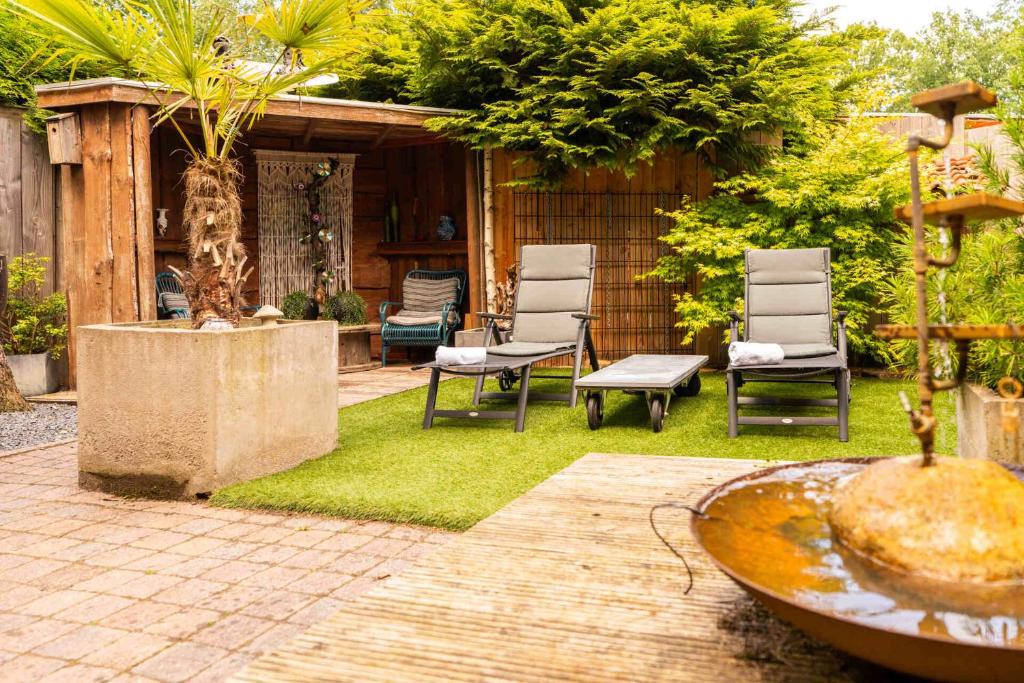 Zahrada ubytování Drents Genieten - Ericaheide met privé sauna en jacuzzi