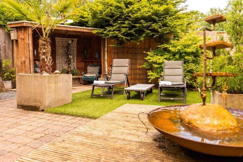 Zahrada ubytování Drents Genieten - Ericaheide met privé sauna en jacuzzi