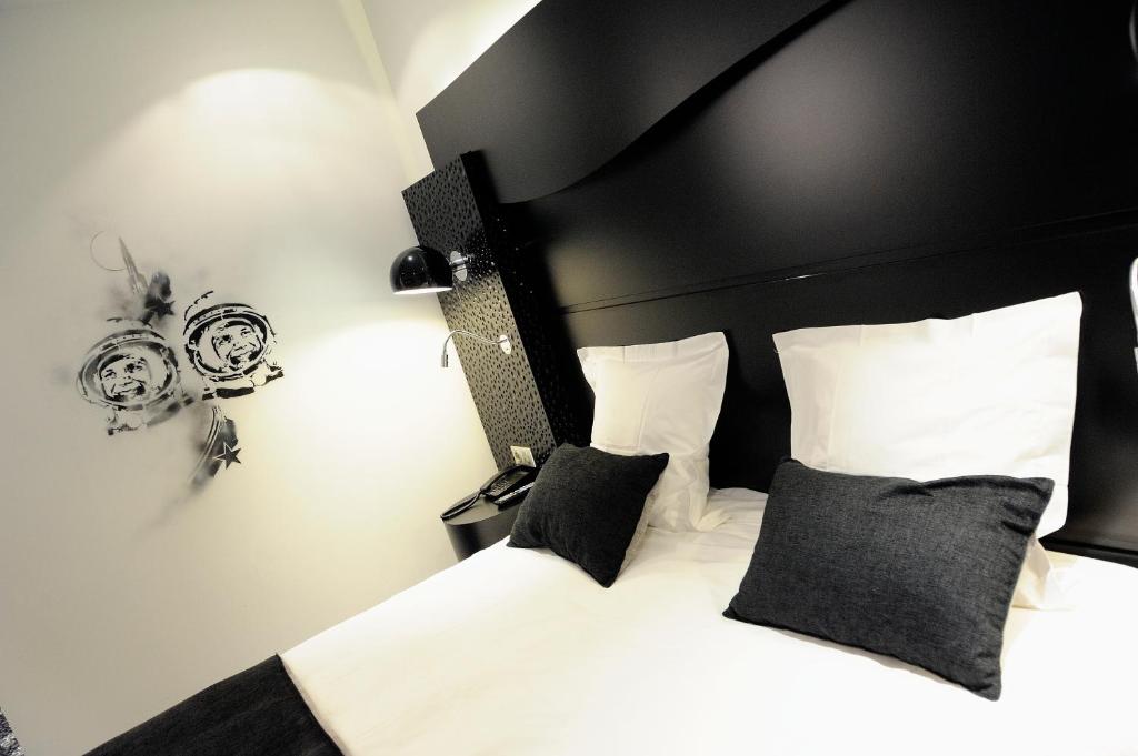 Кровать или кровати в номере Kyriad Prestige Perpignan Centre Gare
