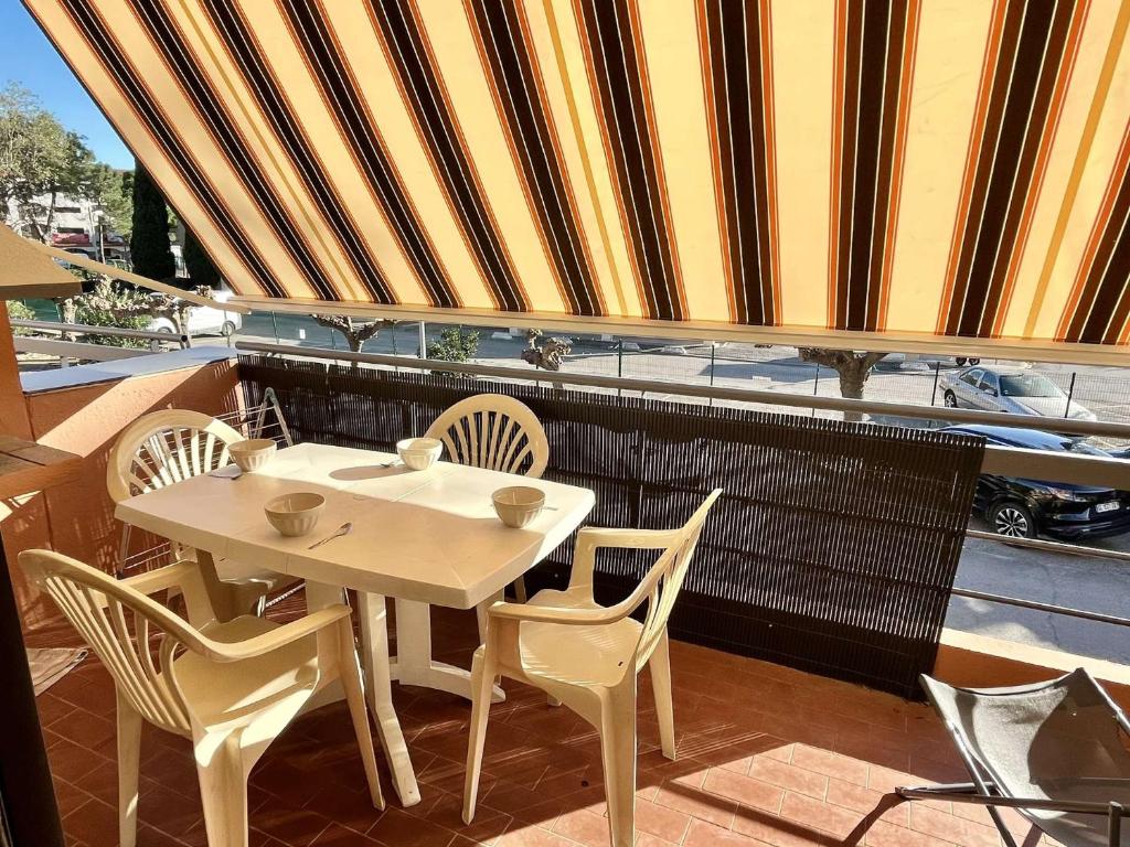 une table et des chaises sur un balcon avec vue dans l'établissement Appartement Studio avec cabine - 4 personnes AR570-101, à Argelès-sur-Mer
