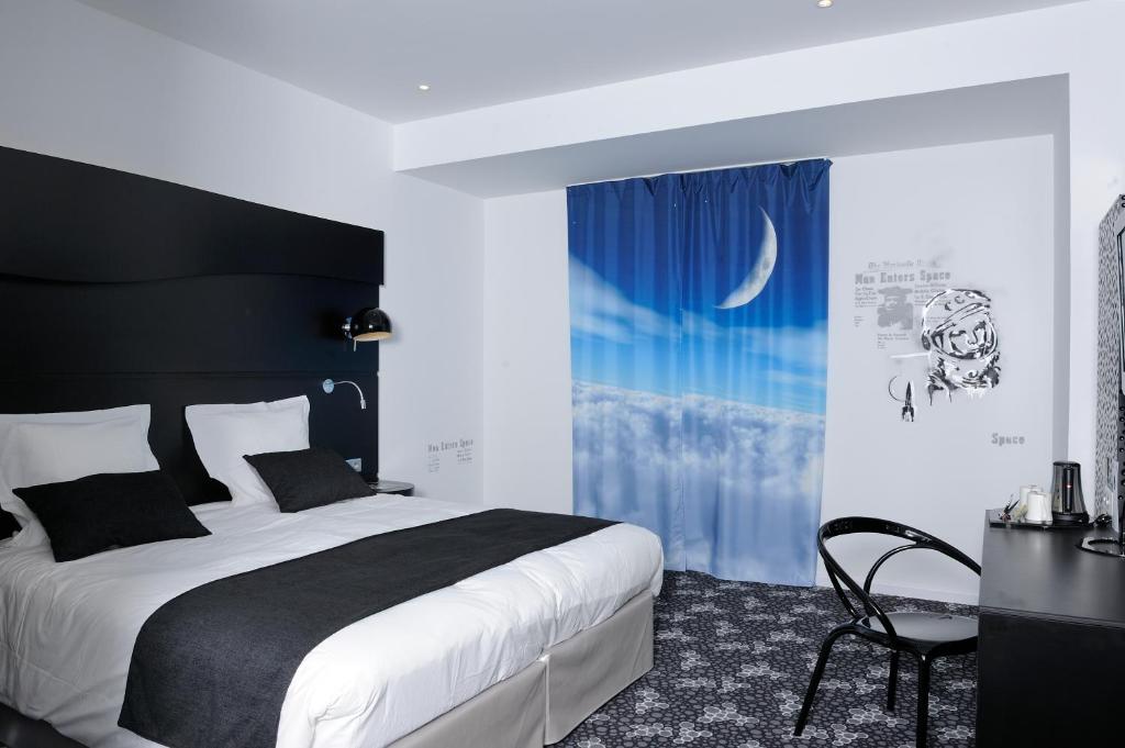 ペルピニャンにあるKyriad Prestige Perpignan Centre del Monのベッドルーム1室(大型ベッド1台、デスク、ベッドサイドシックス付)