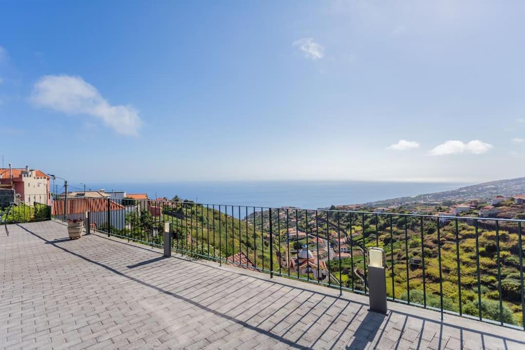 een balkon met een hek en uitzicht op de oceaan bij Cantinho do Barreiro - Calheta in Calheta
