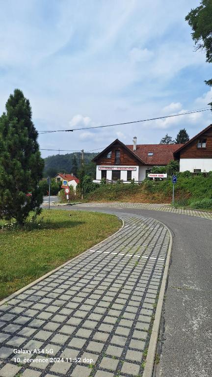 Budova, kde se penzion – hostinec nachází