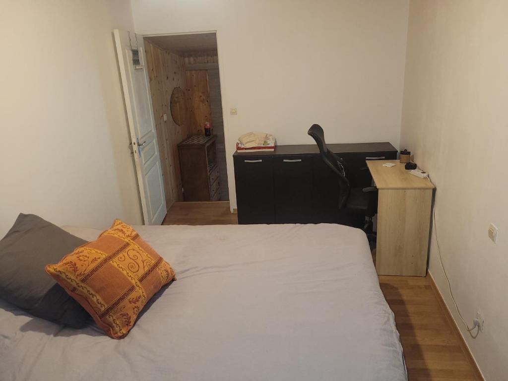 une chambre avec un lit avec un oreiller dessus dans l'établissement 26 bis rue du temple, à Saint-Père-en-Retz