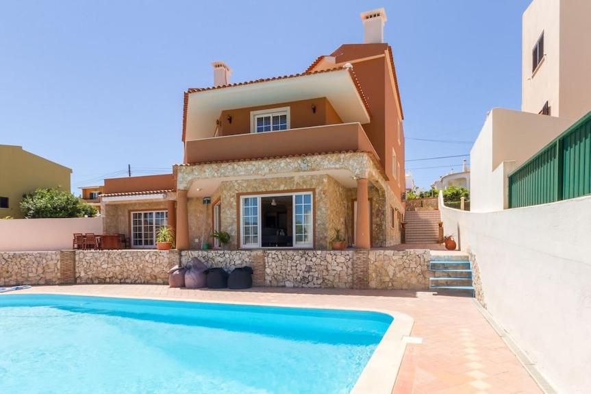 een huis met een zwembad voor een huis bij Lagos Suite in Lagos