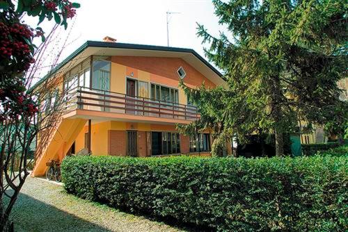 ビビオーネにあるAppartamenti Mirellaの黄色の家(バルコニー付)