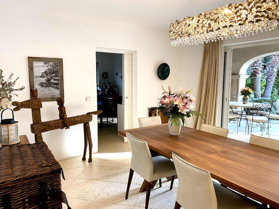 une salle à manger avec une table et des chaises en bois dans l'établissement Charming villa with pool Hyères, à Hyères