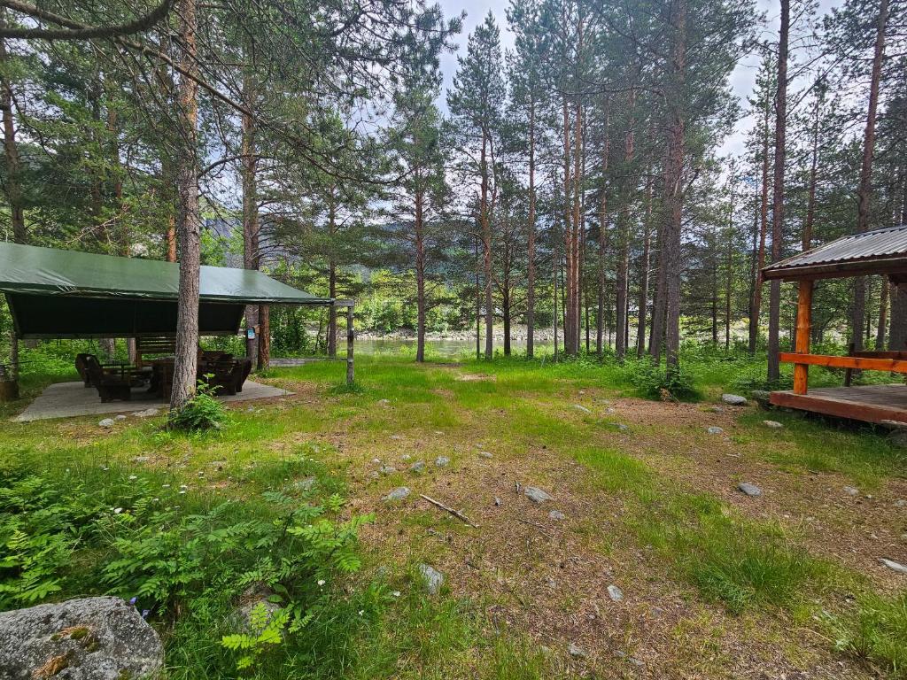 Zahrada ubytování Tørfoss Gård, Hytte utleie, Campingvogn og bobil plasser