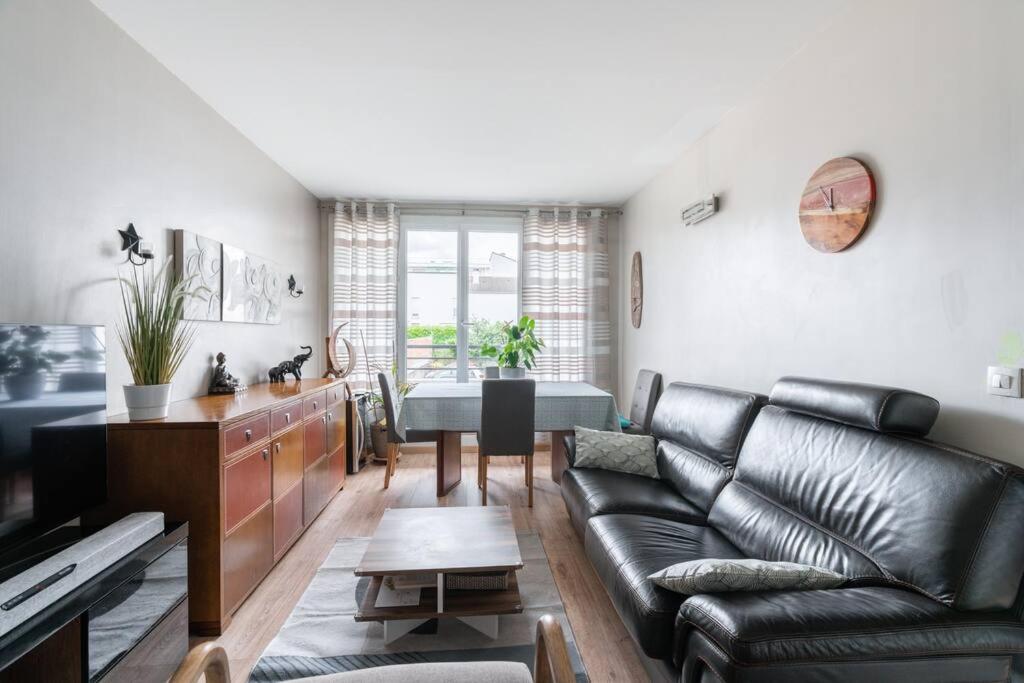 un salon avec un canapé en cuir et une table dans l'établissement Un Ravissant 1 CH et 1SDB à Alforville, à Alfortville