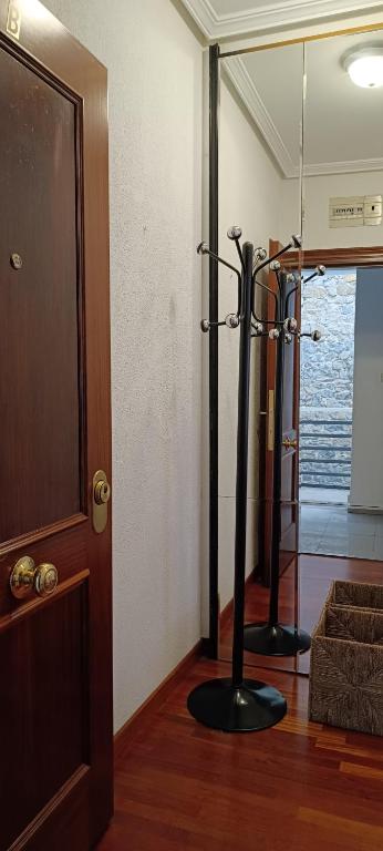 a room with a room with a glass door and a room with a roomngth at Apartamento en Avilés Céntrico & Parking in Avilés