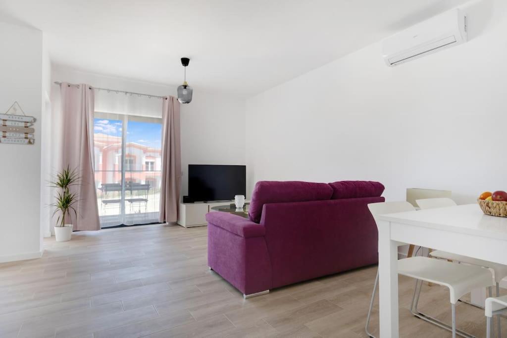 TV a/nebo společenská místnost v ubytování 14 Esteva Resorts rcA Aljezur 5 min to the Beach