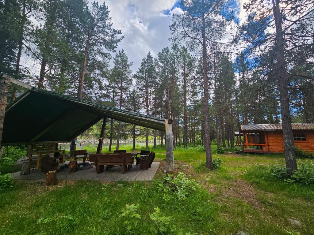Zahrada ubytování Tørfoss Gård, Hytte utleie, Campingvogn og bobil plasser