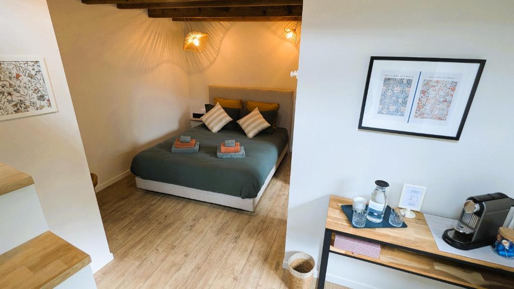Příslušenství pro přípravu čaje a kávy v ubytování LA GUESTHOUSE - À deux pas du Sentier des Douaniers