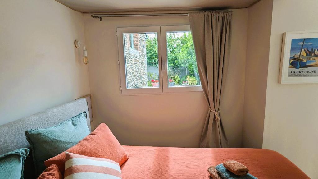 Postel nebo postele na pokoji v ubytování LA GUESTHOUSE - À deux pas du Sentier des Douaniers