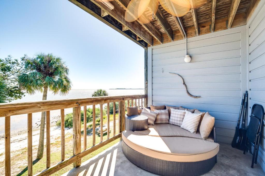 Balkón nebo terasa v ubytování Cedar Key Condo with Balcony and Gulf Views!