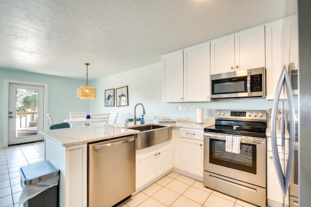 Kuchyň nebo kuchyňský kout v ubytování Cedar Key Condo with Balcony and Gulf Views!