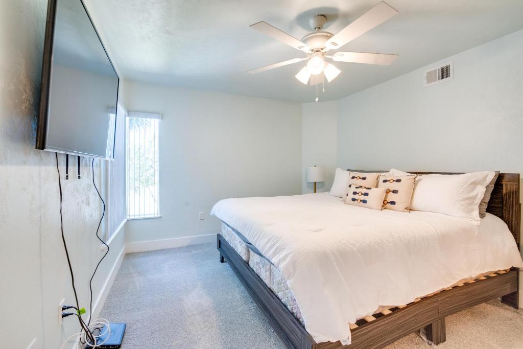 Postel nebo postele na pokoji v ubytování Cedar Key Condo with Balcony and Gulf Views!