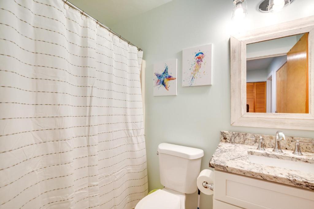 Koupelna v ubytování Cedar Key Condo with Balcony and Gulf Views!