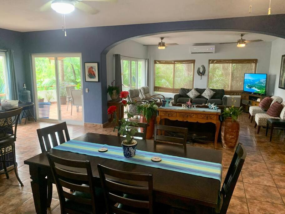 ein Esszimmer und ein Wohnzimmer mit Tisch und Stühlen in der Unterkunft Villa Papaya #2 spacious 2 bedroom beach villa in San Pancho in San Francisco