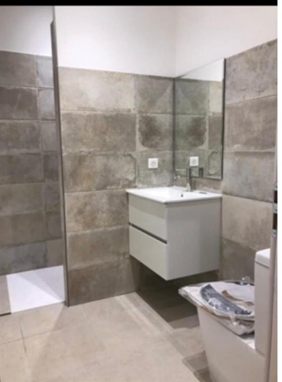 une salle de bain avec un lavabo et des toilettes dans l'établissement Location très agréable T2 neuf corte, à Corte
