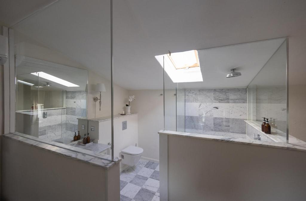 une salle de bain avec douche, toilettes et miroir dans l'établissement Villa La Selva, à Marliana 41 autres photos