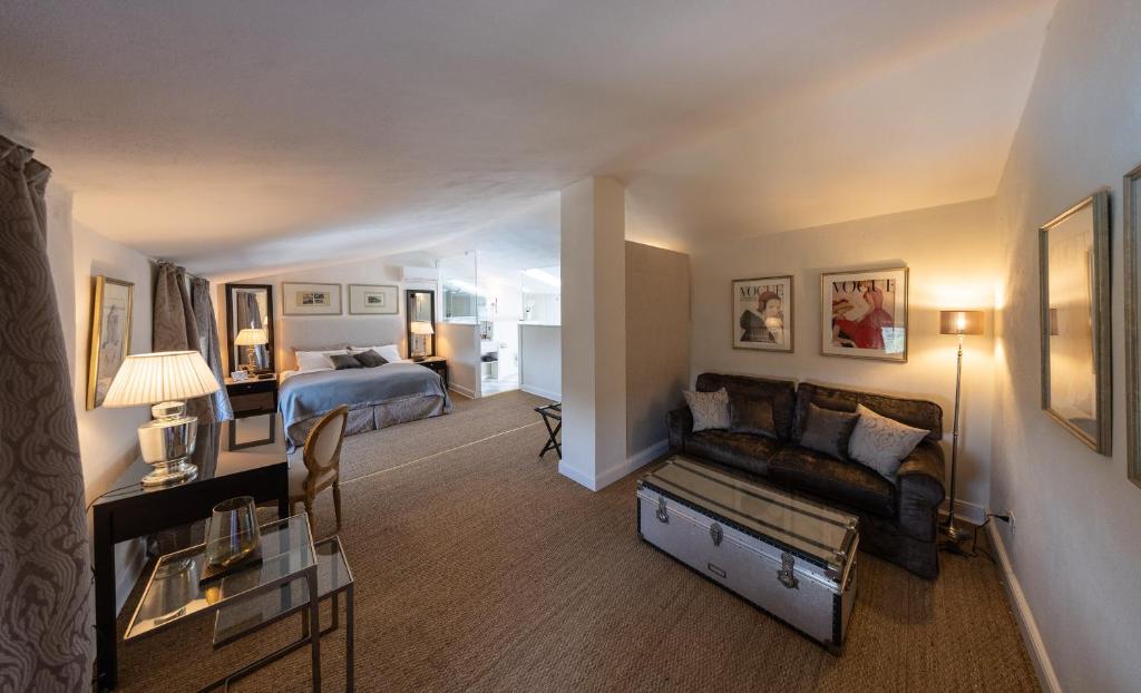 - un salon avec un canapé et un lit dans une chambre dans l'établissement Villa La Selva, à Marliana