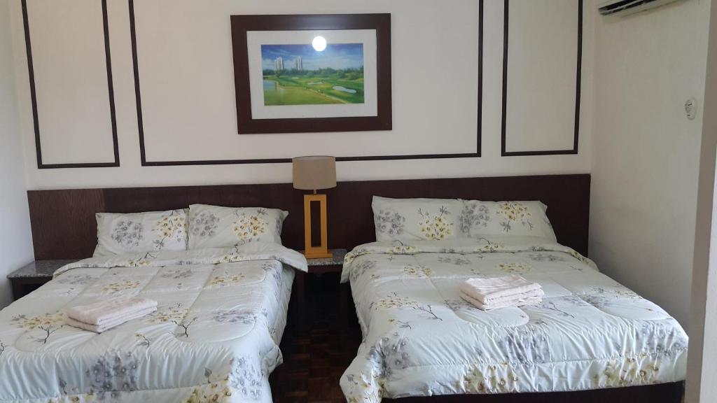 Un pat sau paturi într-o cameră la Jalan Kamus, Simpang Empat Holiday home