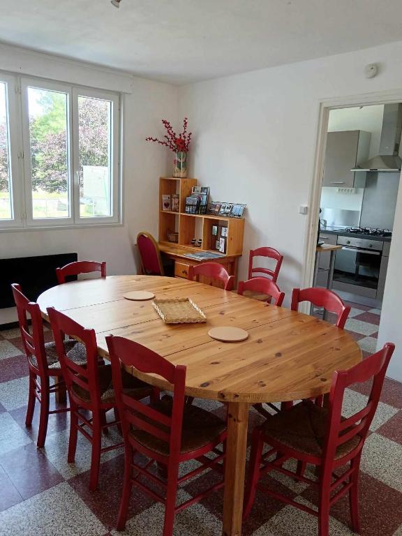 - une table et des chaises en bois dans une chambre avec cuisine dans l'établissement Gite de Paulette, à Pont-de-Briques