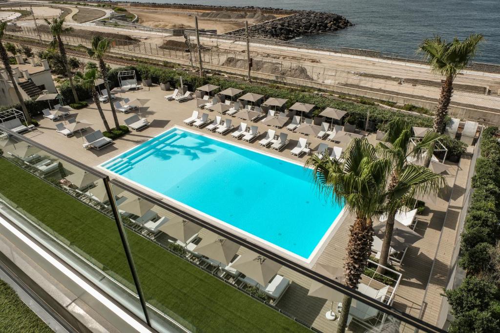 an overhead view of the pool at the resort at Hotel & Resort Tre Fontane Luxury in Portici