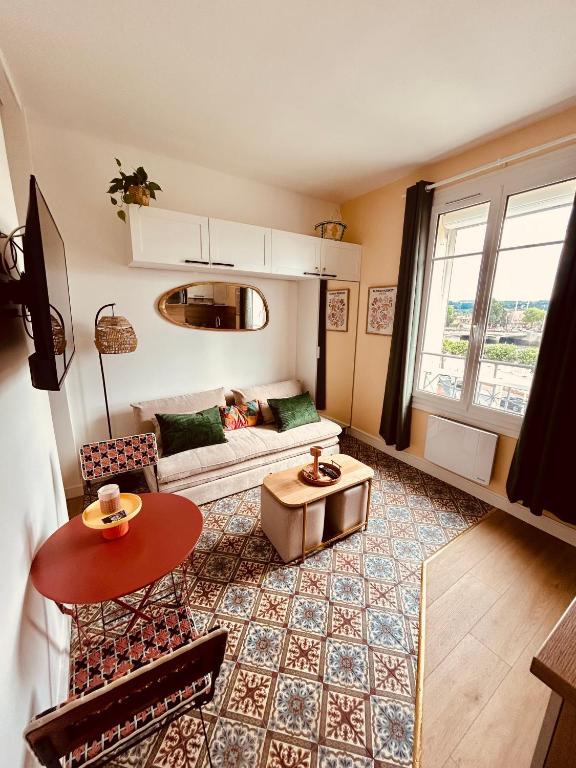 un salon avec un canapé et une table dans l'établissement Au cœur de la ville, 2 pièces, à Trouville-sur-Mer