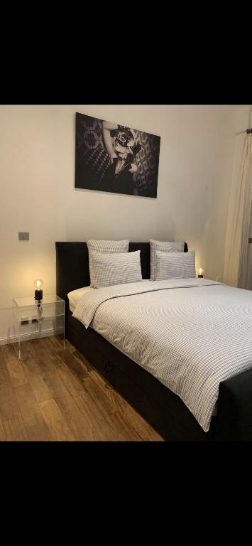 une chambre avec un grand lit avec des draps blancs dans l'établissement Paris Incredible Olympic Nest, à Paris