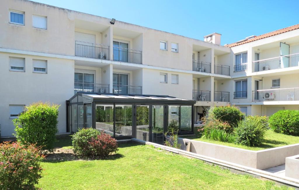 - une vue sur l'extérieur d'un bâtiment avec une véranda dans l'établissement Odalys City Aix en Provence Le Clos de la Chartreuse, à Aix-en-Provence