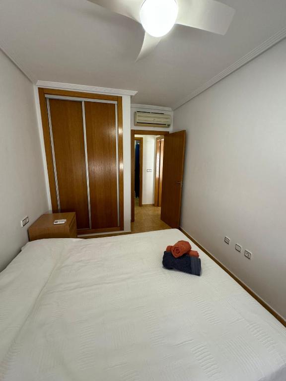 A bed or beds in a room at Apartamento en Santiago de la Ribera a 3min de la playa