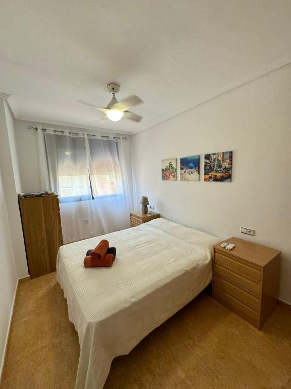 A bed or beds in a room at Apartamento en Santiago de la Ribera a 3min de la playa